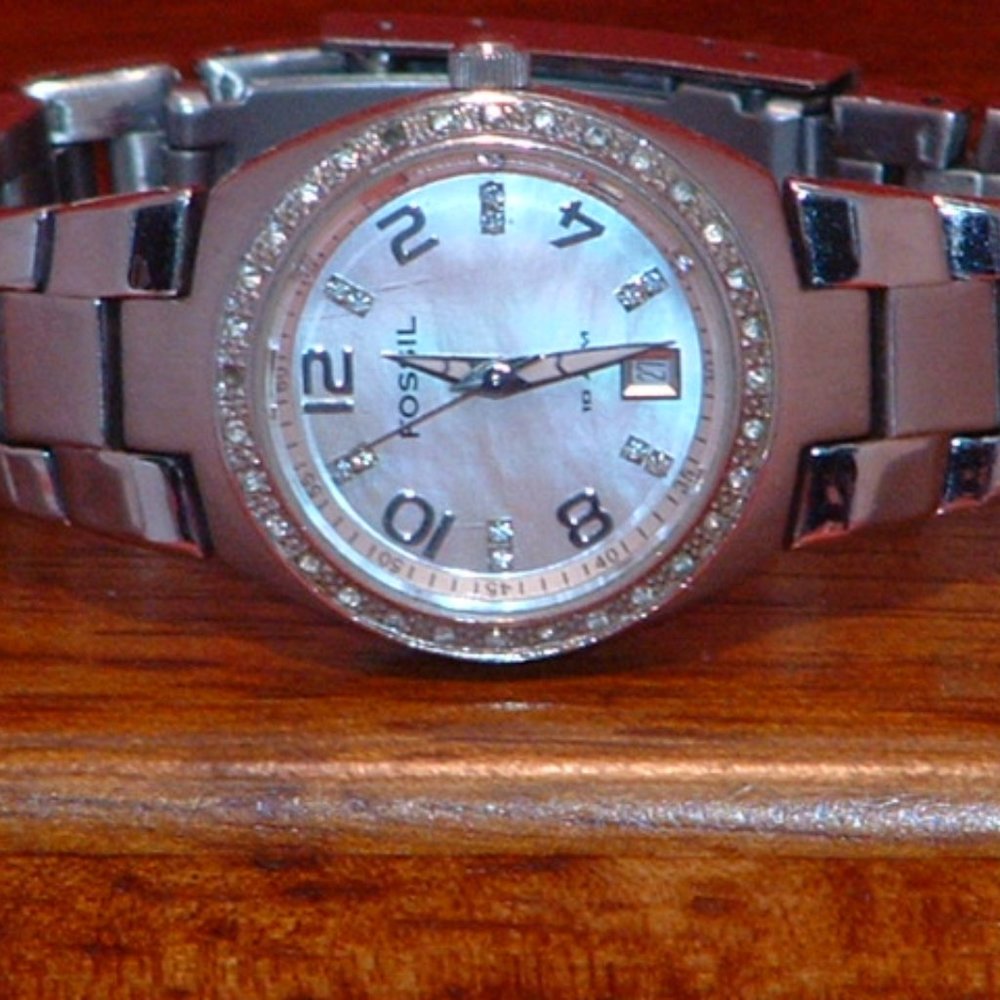 Fossil Am-415 Crystal Date Analog Watch - image 1